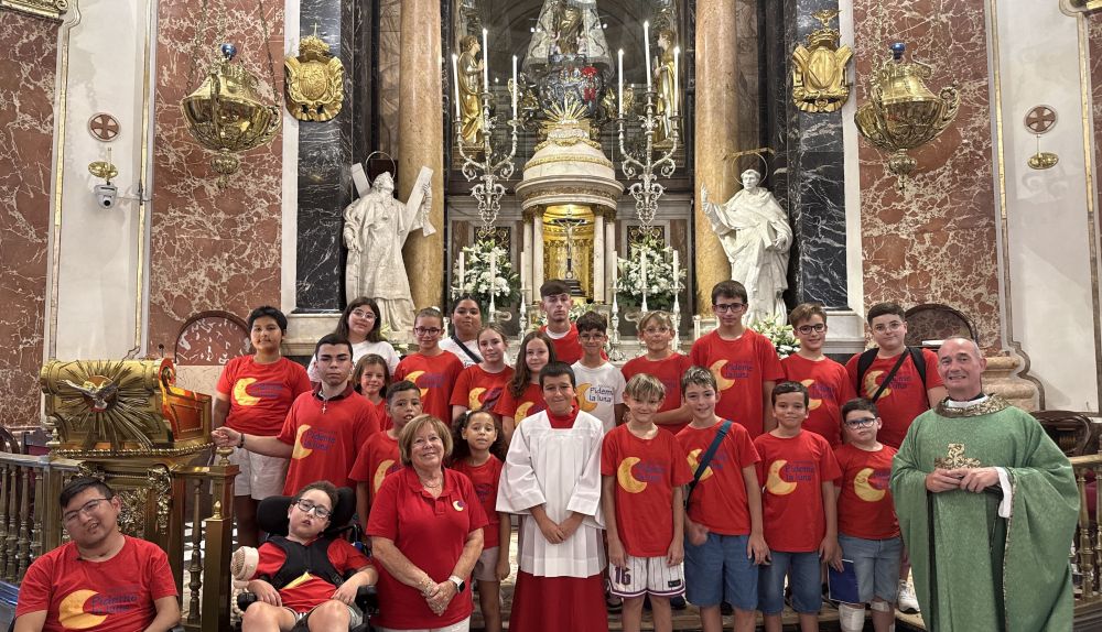 Los niños de Pídeme la Luna posan junto al vicerrector de la Basílica, D. Álvaro Almenar, tras la misa en la que Pedro participó como monaguillo. / Pídeme la Luna Los niños de Pídeme la Luna posan junto al vicerrector de la Basílica, D. Álvaro Almenar, tras la misa en la que Pedro participó como monaguillo. / Pídeme la Luna