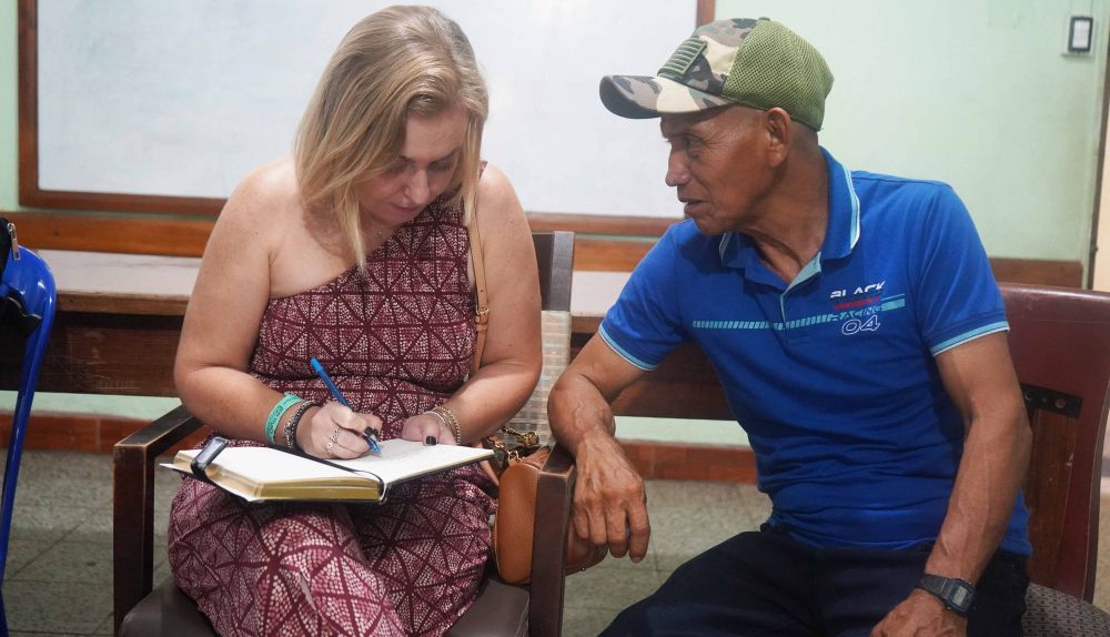 Natàlia Enguix recoge el testimonio de una de las víctimas del conflicto armado interno de Guatemala durante su visita a San Benito Petén. / Diputació de València Natàlia Enguix recoge el testimonio de una de las víctimas del conflicto armado interno de Guatemala durante su visita a San Benito Petén. / Diputació de València