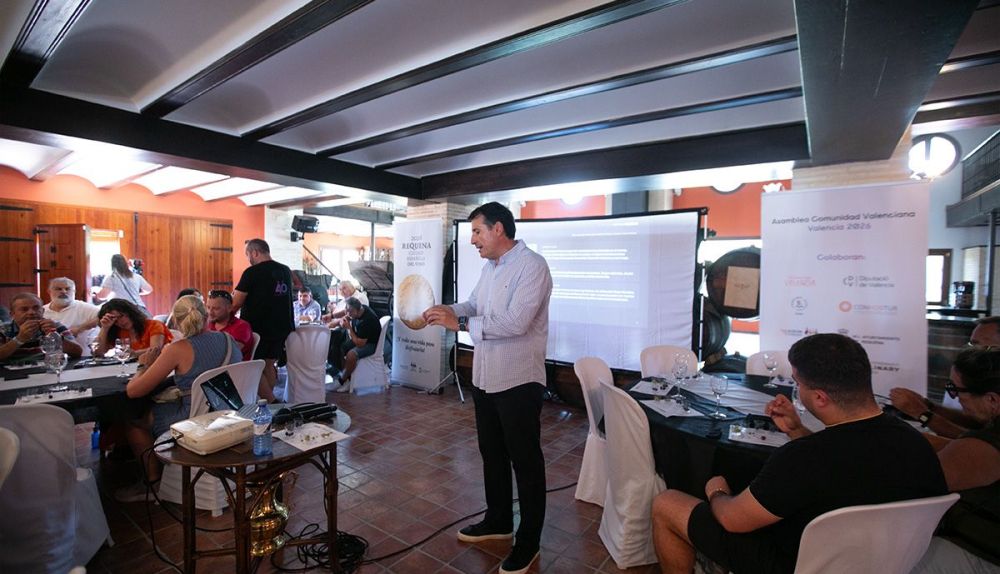 El enólogo Pablo Ossorio dirige a los chefs de Euro-Toques en una cata de uva de variedades como la macabeo, la garnacha o la autóctona bobal.