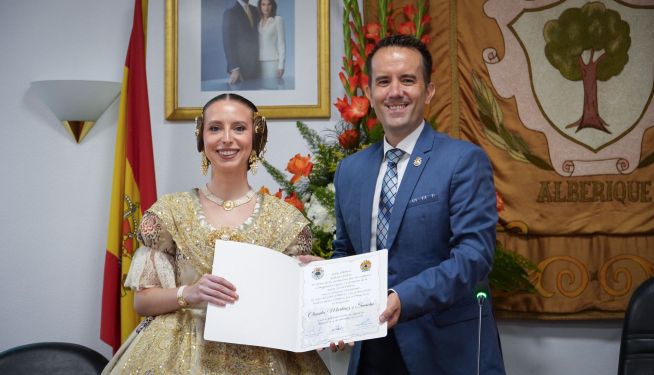Claudia Martínez i Sancho junt a l'alcalde d'Aberic, Toño Carratalá. Claudia Martínez i Sancho junt a l'alcalde d'Aberic, Toño Carratalá.