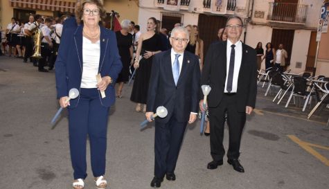 La corporación municipal de L'Alcúdia de Crespins, con el alcalde, Javier Sicluna, al frente, durante la procesión en honor a la Divina Aurora. / Plácido González