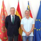 El presidente de Eurocaja Rural, Javier López Martín, junto al alcalde de Orihuela, José Vegara Durá.