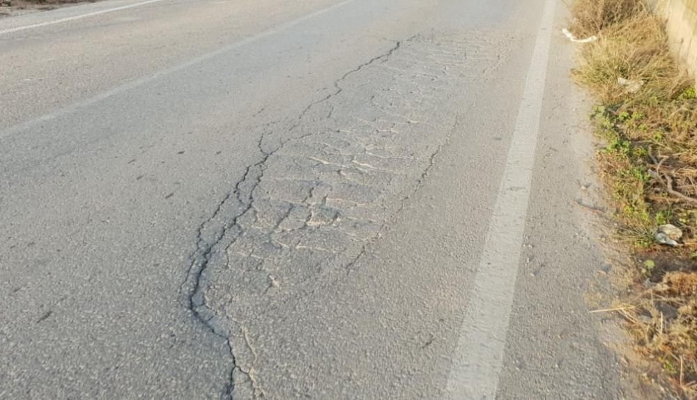 El firme de la CV-401 presenta un deterioro visible en varios puntos del tramo afectado por las obras. / Diputació de València