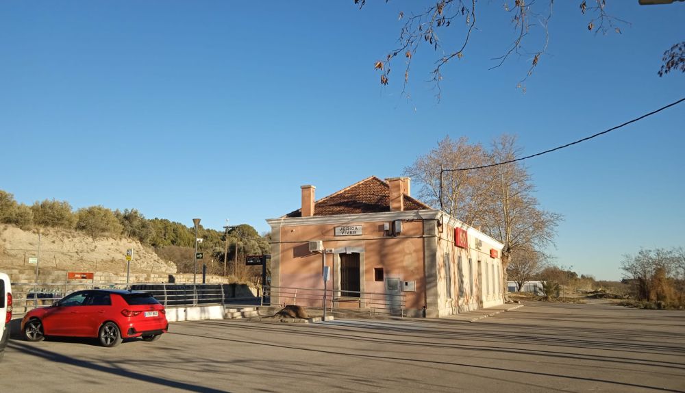 La estación de Jérica-Viver, una de las paradas de la línea ferroviaria del Alto Palancia afectada por el debate entre las alternativas del corredor Cantábrico-Mediterráneo. La estación de Jérica-Viver, una de las paradas de la línea ferroviaria del Alto Palancia afectada por el debate entre las alternativas del corredor Cantábrico-Mediterráneo.