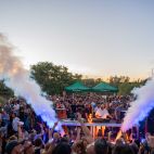 El público disfruta de la música y el ambiente en una edición anterior de Tardeo Remember en Parque de Cabecera. / Fotur