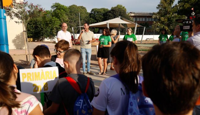 El alcalde de Mislata en su visita al CEIP María Moliner Maestro Serrano. El alcalde de Mislata en su visita al CEIP María Moliner Maestro Serrano.