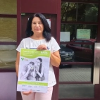 María Pinilla, voluntaria del Teléfono de la Esperanza, sostiene un cartel del servicio.