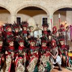La Filà Mora El Cresol, guanyadora de la Conquesta, posa al pati del Castell d'Alaquàs amb els seus característics tocats de plomes. / Ajuntament d'Alaquàs