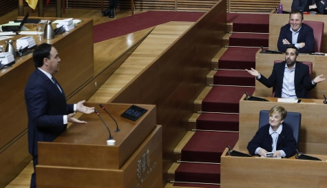 El síndic socialista, José Muñoz, reacciona durante una intervención del president de la Generalitat, Juanfran Pérez Llorca, en Les Corts.
