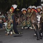 Una de les esquadres participants desfila pels carrers d’Atzeneta d’Albaida durant l’Entrada de Moros i Cristians.