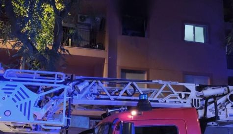 Los bomberos trabajan en la extinción del incendio declarado en una vivienda de la avenida Ramón Ortega de Dénia.