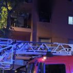 Los bomberos trabajan en la extinción del incendio declarado en una vivienda de la avenida Ramón Ortega de Dénia.