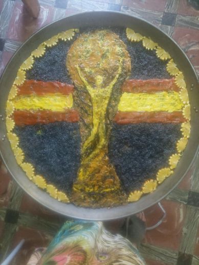 Paella decorativa de Teresa Roig dedicada al Mundial de futbol.