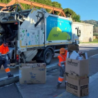 Operarios del servicio municipal de recogida puerta a puerta cargan cartón comercial en Benicàssim.