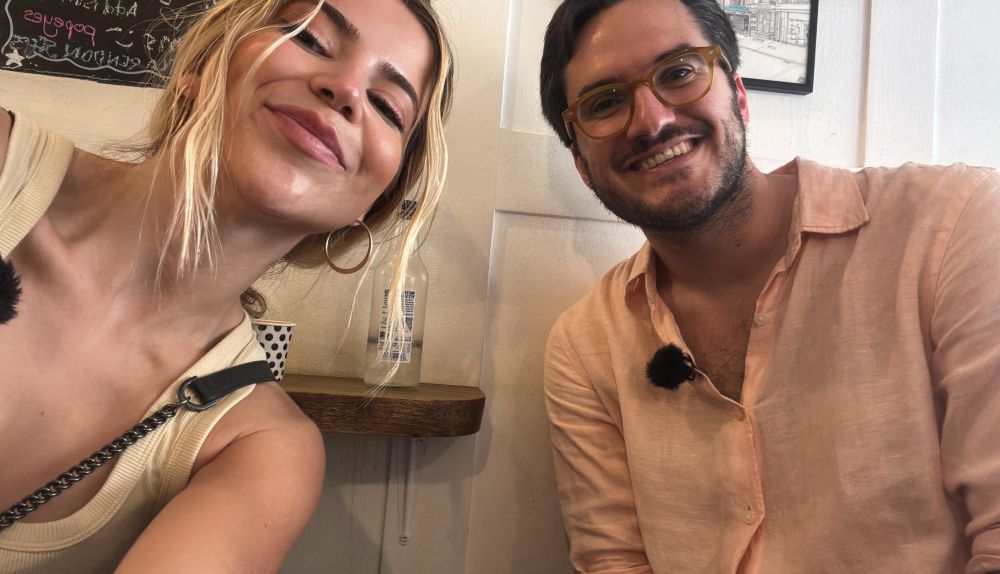 Cèsar Fuster amb la reportera María Fortu, a Oxford. / À Punt Cèsar Fuster amb la reportera María Fortu, a Oxford. / À Punt