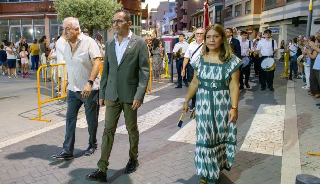 El alcalde, José F. Cabanes, junto a representantes de la corporación municipal a la entrada de la Plaza Jaume I. El alcalde, José F. Cabanes, junto a representantes de la corporación municipal a la entrada de la Plaza Jaume I.