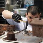 El mestre pastisser José Roca, treballadora de la indústria xocolatera de Torrent.