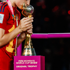 Una jugadora de la Selecció espanyola besa la Copa del Món.