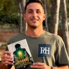 Alberto Rey, escritor del Port de Sagunt, se inspira en más de ocho años trabajando con jóvenes para novelizar la soledad adolescente.