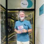 Pere Ferrer muestra su primer libro, '30 relatos de amor y un poema desesperado', que presentará el jueves en Burjassot.