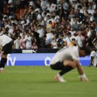 Los jugadores del Valencia, al finalizar el partido de la primera jornada de LaLiga que el club disputó contra el Real Betis en Mestalla. / EFE-Manuel Bruque