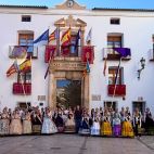 Fotografía de familia con los participantes en el cierre de la Feria y Fiestas de Utiel 2026.