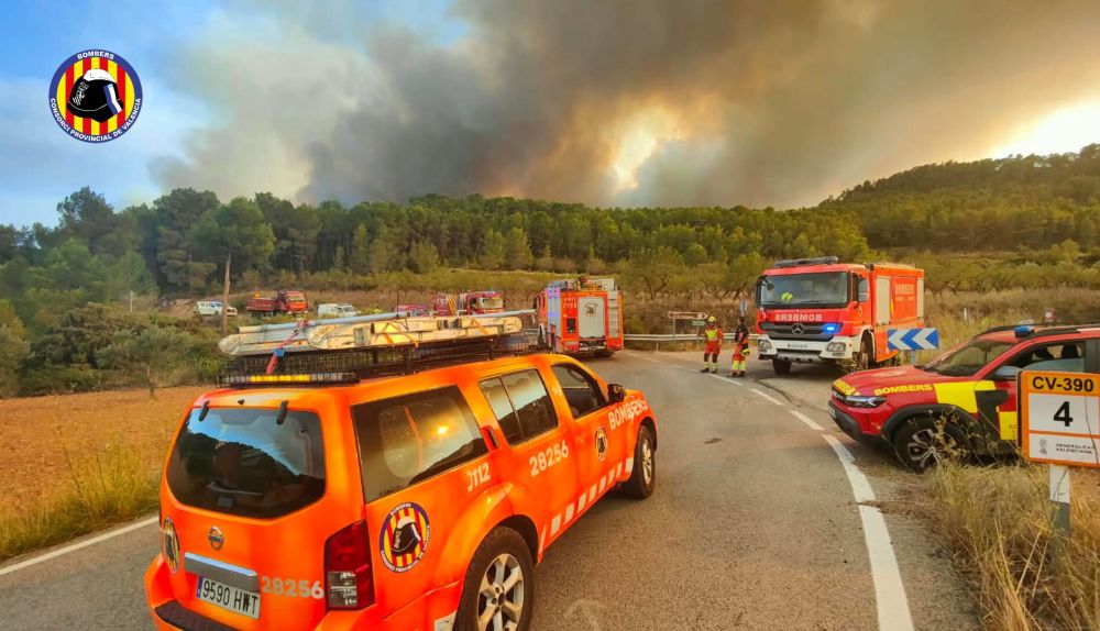 Varios vehículos del Consorci Provincial de Bombers de València se despliegan en la carretera CV-390 durante las labores de extinción del incendio de Tuéjar. / Consorci Provincial de Bombers de València Varios vehículos del Consorci Provincial de Bombers de València se despliegan en la carretera CV-390 durante las labores de extinción del incendio de Tuéjar. / Consorci Provincial de Bombers de València