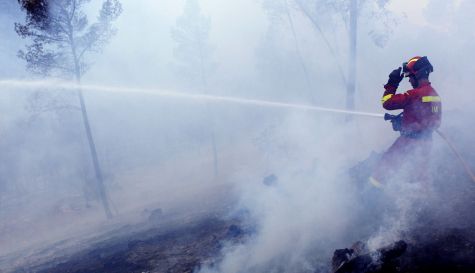 Un efectivo de la UME trabaja en las labores de extinción del incendio forestal de Tuéjar.