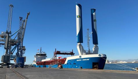 El buque ‘Maria Sibum’, equipado con dos velas rígidas de succión, atracado en PortCastelló.