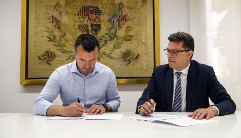 Firma de uno de los convenios destinados a impulsar la redacción de proyectos europeos en los municipios de la provincia.