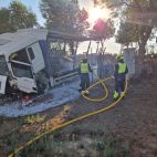 Los bomberos contienen con espuma la fuga de compuestos químicos y resina tras la salida de vía de un camión en la A-7 en Cox.