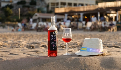Vino de la DO Utiel-Requena durante una de las experiencias de VINEVENT junto a la playa de Gandia.