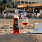Vino de la DO Utiel-Requena durante una de las experiencias de VINEVENT junto a la playa de Gandia.