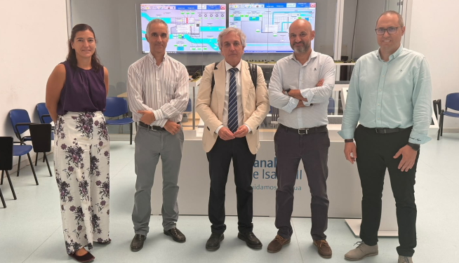 Raúl Mérida (centre) durant la visita que ha realitzat al tanc de tempestes del Canal Isabel II a Arroyofresno. Raúl Mérida (centre) durant la visita que ha realitzat al tanc de tempestes del Canal Isabel II a Arroyofresno.