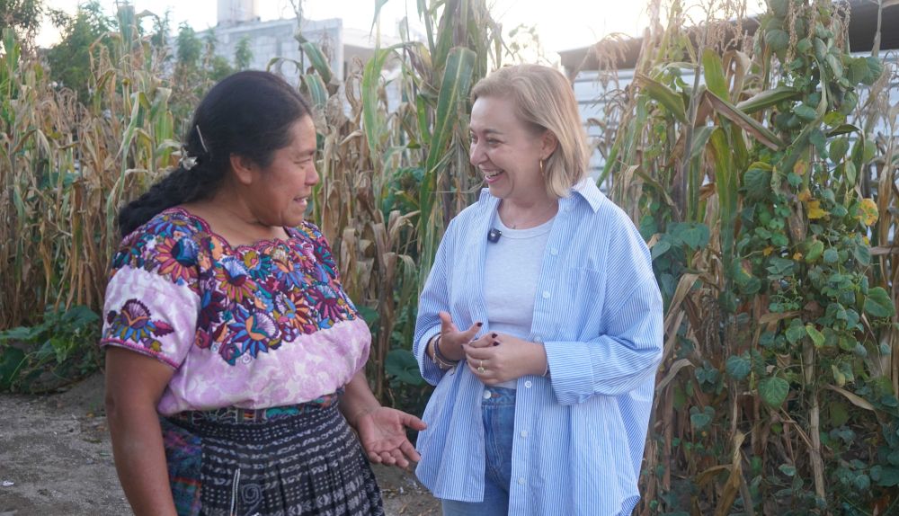 Natàlia Enguix conversa amb una de les dones participants en els horts ecològics familiars del departament de Quetzaltenango. Natàlia Enguix conversa amb una de les dones participants en els horts ecològics familiars del departament de Quetzaltenango.