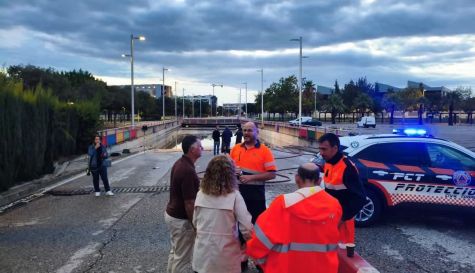 Protección Civil y los servicios municipales trabajan en el túnel de Parc Central de Torrent tras las lluvias torrenciales.