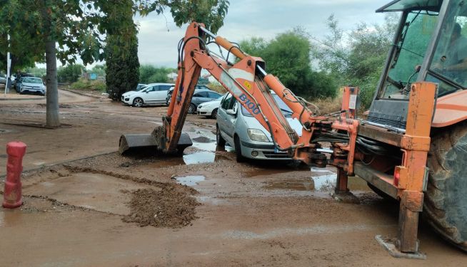 Maquinaria municipal retira el barro acumulado para reabrir la carretera de Calicanto en Torrent.