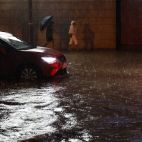 Coches circulan por una calle inundada en Valencia tras las trombas de agua. / EFE-Ana Escobar Coches circulan por una calle inundada en Valencia tras las trombas de agua. / EFE-Ana Escobar