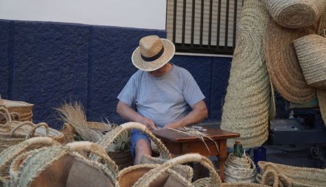 Un artesano elabora cestería tradicional de palma durante la Fira de Ramaderia i Maquinària Agrícola de Nules. Un artesano elabora cestería tradicional de palma durante la Fira de Ramaderia i Maquinària Agrícola de Nules.