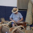 Un artesano elabora cestería tradicional de palma durante la Fira de Ramaderia i Maquinària Agrícola de Nules.