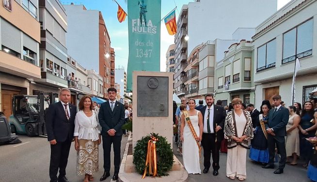 Autoridades y representantes festivos, durante la ofrenda floral ante el monumento conmemorativo de la Fira de Nules, que este año celebra su 79ª edición. Autoridades y representantes festivos, durante la ofrenda floral ante el monumento conmemorativo de la Fira de Nules, que este año celebra su 79ª edición.