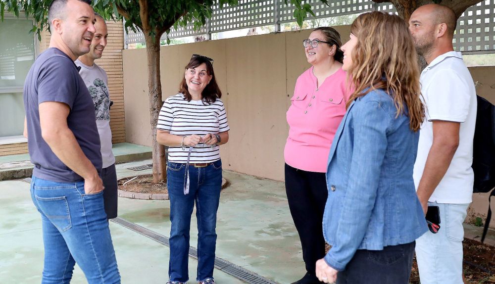 El presidente de la Diputació de València, Vicent Mompó, conversa con representantes municipales durante su visita al colegio de Bellús. / Diputació de València El presidente de la Diputació de València, Vicent Mompó, conversa con representantes municipales durante su visita al colegio de Bellús. / Diputació de València