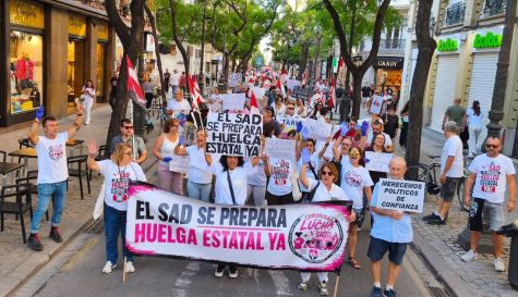 Les treballadores del SAD es manifestaren este dissabte al centre de València pels seus drets laborals.