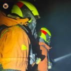 Bombers treballant en un incendi industrial en una imatge d'arxiu. Bombers treballant en un incendi industrial en una imatge d'arxiu.