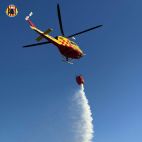 Un medio aéreo trabajando en la extinción de un incendio en una imagen de archivo.