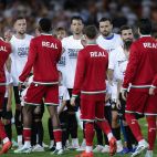 Los jugadores del Valencia lucen la camiseta 'Todos somos caballas' mientras saludan a los de la Real Sociedad antes del partido en Mestalla. / EFE-Biel Aliño