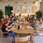 Usuarios de AFA Marina Baixa, durante la jornada de convivencia celebrada en VANTE Urban Café. / Port Hotels