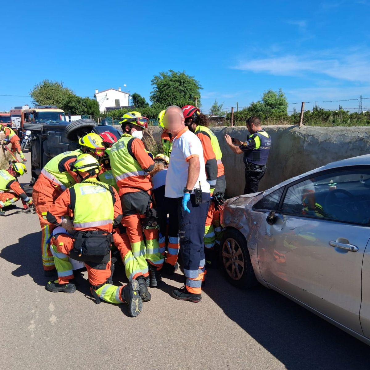 Los bomberos trabajan en la excarcelación de una de las víctimas del accidente registrado en Alcàsser. Los bomberos trabajan en la excarcelación de una de las víctimas del accidente registrado en Alcàsser.