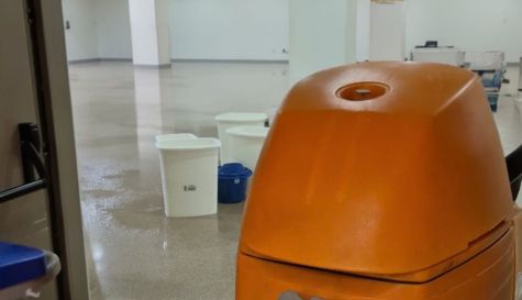 Equipo de aspiración de agua utilizado tras las filtraciones provocadas por las lluvias en el Hospital La Fe de Valencia.