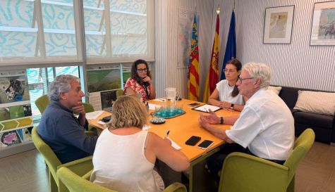 El comisionado para la Recuperación, Raúl Mérida, durante la reunión con representantes de FEVAFA para abordar los espacios terapéuticos de los parques metropolitanos.